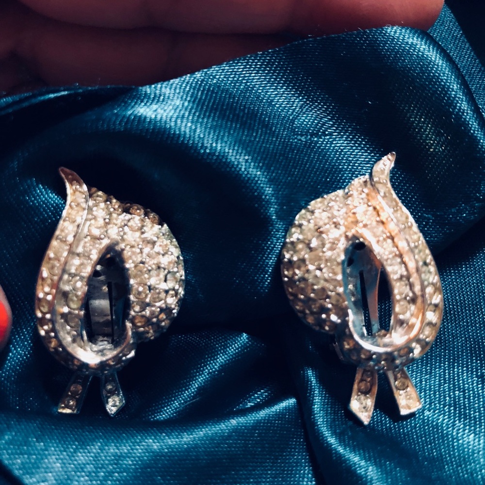💕Vintage “Ledo” silver color clip earrings.